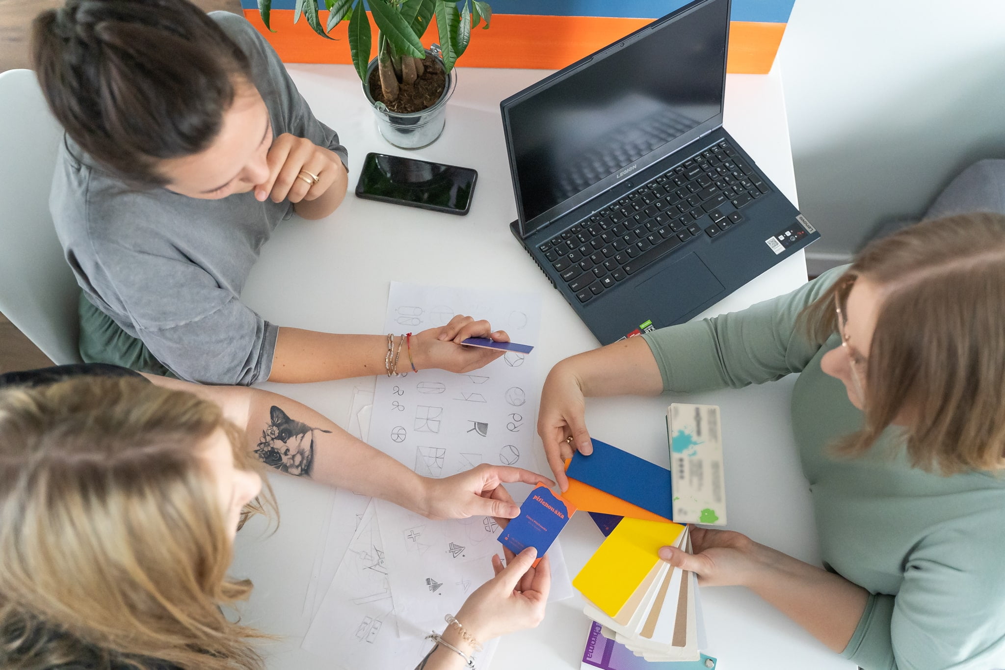 Omawianie koncepcji na kierunek stylu marki klientki